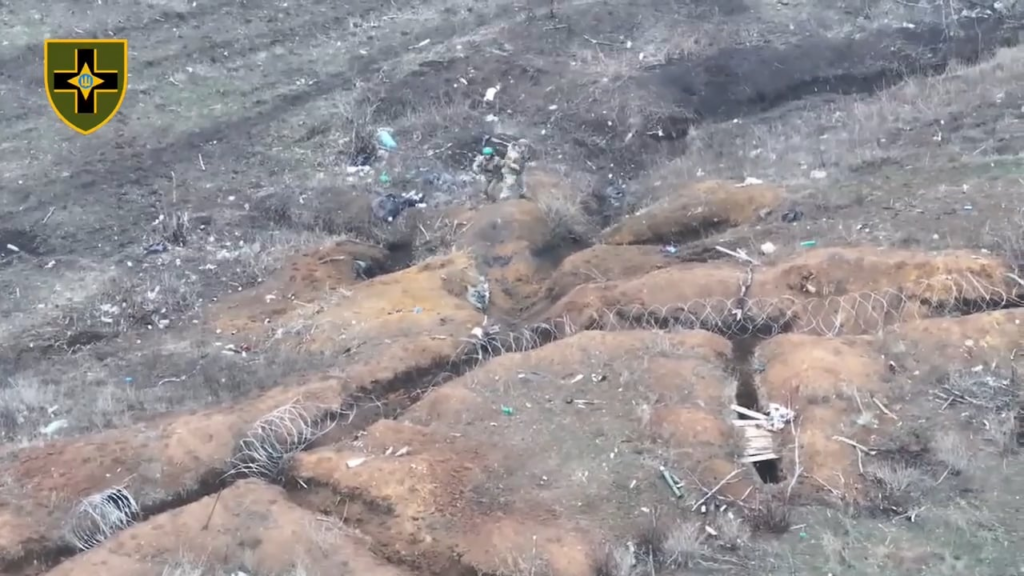 一部のロシア人が囮塹壕への侵入に成功した後、清掃活動を行う第28独立機械化旅団の兵士たち [likely near Toretzk area, January 2025]