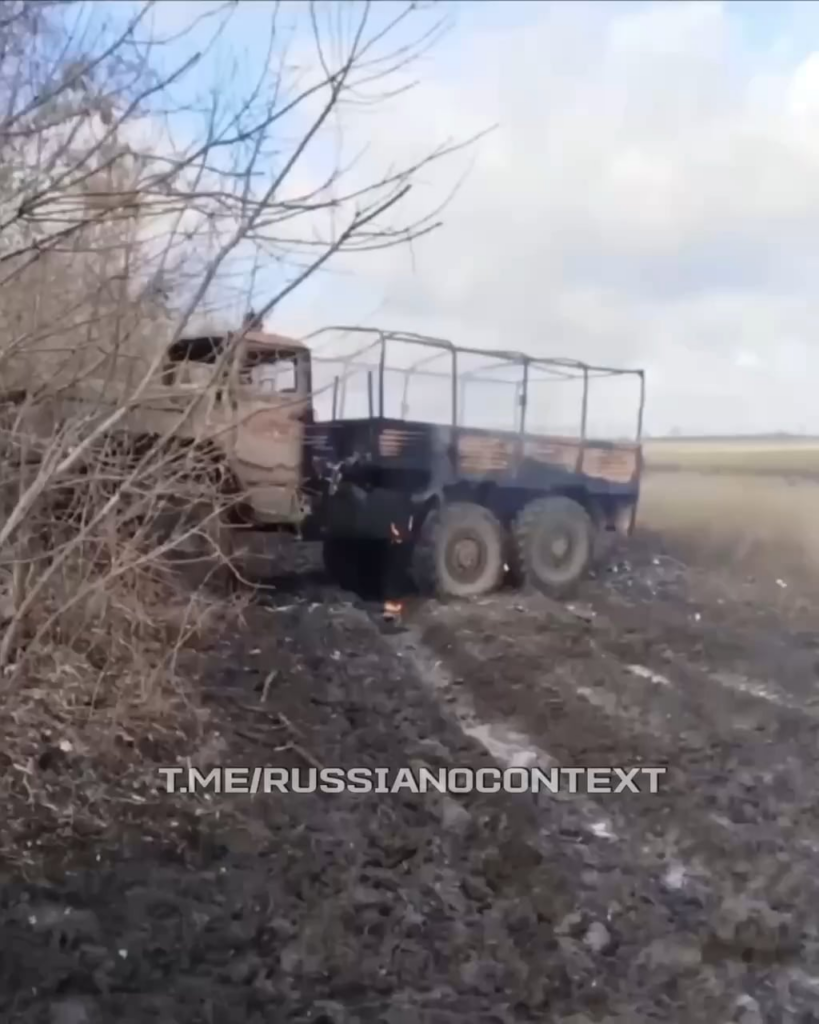 NSFW：ロシアのウラルトラックが破壊され、荷台でロシア兵士がまだ燃えている