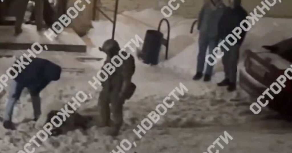 ロシア警察、「女性的すぎる」として男性を雪の中に引きずり込み殴る