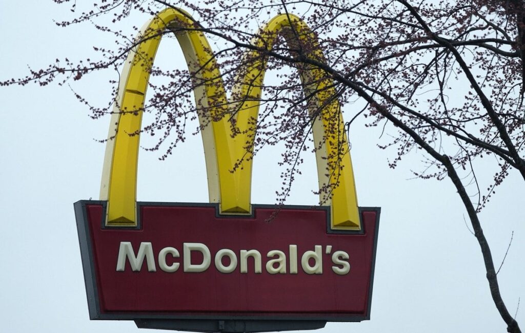 米国における反覚醒の波: マクドナルドと他の巨大企業はどのように方針を変えているのか