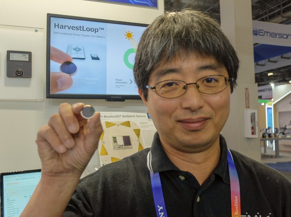 Consumer Electronics Show に出品した、交換不要な、周囲の環境から微小なエネルギーを得て電力に変換する自立給電型 CR2032 互換コインバッテリーモジュール。現地でも注目され、CES の Innovation Awards も受賞