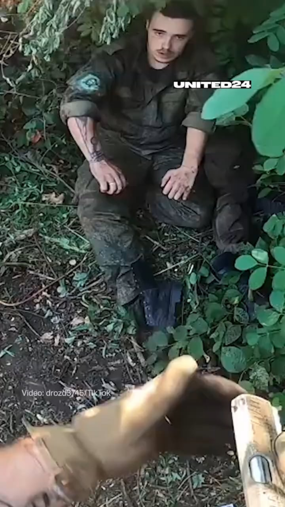 ウクライナ兵士、ロシア捕虜を人道的に扱う（宗教パッチを尊重）