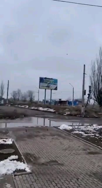 ロシアの軍用車がホルリブカ付近でウクライナのFPVドローンに追われる