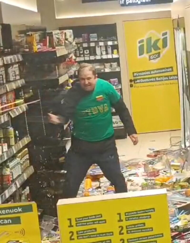 この男は昨日、ビリニュスのイキゴーの店舗全体を破壊し、ガラスを破壊しようとしました
