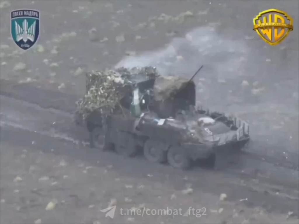 ロシアのBTR-82銃がウクライナのFPVドローンの攻撃を受けて発砲する