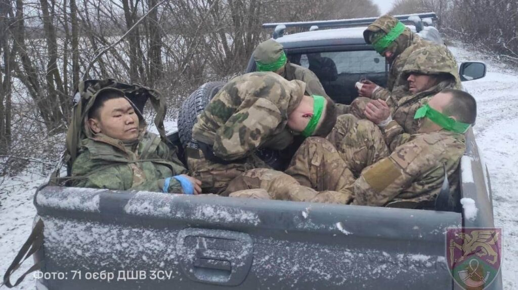 ウクライナ軍がロシア軍の攻撃を撃退し、兵士6名を捕虜とする。ウクライナ第71分離旅団は、ヴォフチャンスク戦線へのロシア軍の攻撃を撃退した後、ロシア兵6人を捕虜にした。