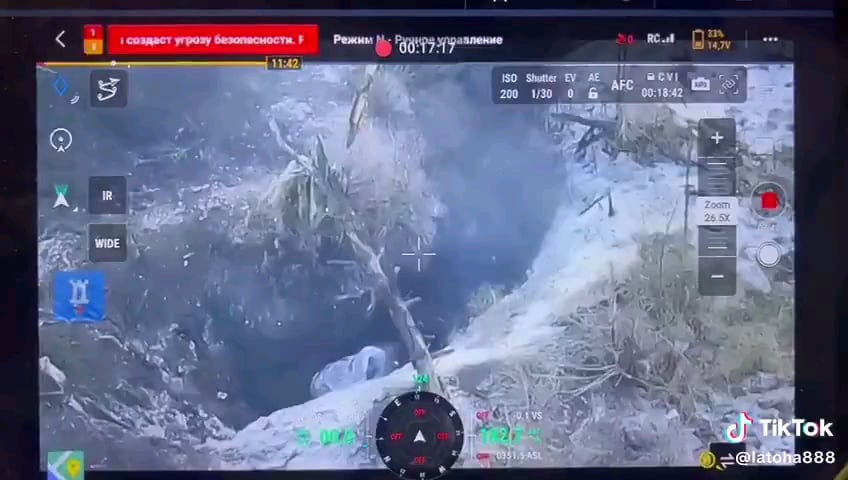 ロシア兵士がウクライナのFPVドローンを撃とうとして失敗した。