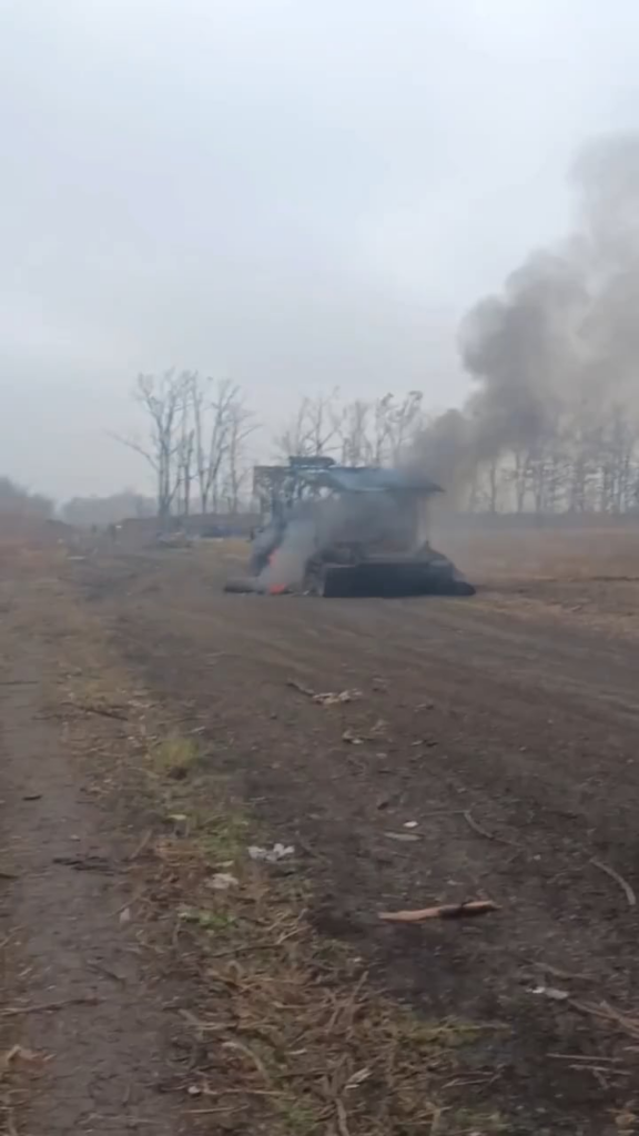 ロシアのMT-LBを破壊し、KIA兵士が正面のどこかにまだぶら下がっている。