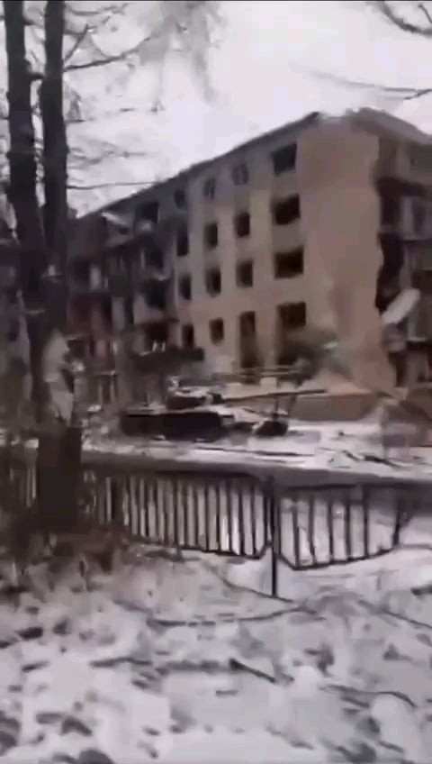 バフムートでドローンを狙って銃撃するカディロフの兵士たち。