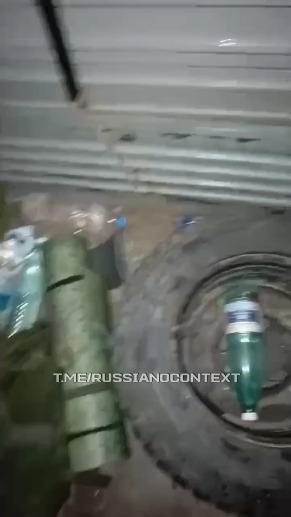 ロシアの兵士は、フラットブレッドトラックの上にある電子戦車がウクライナのFPVドローンから兵士を後ろに救わなかったことに腹を立てています