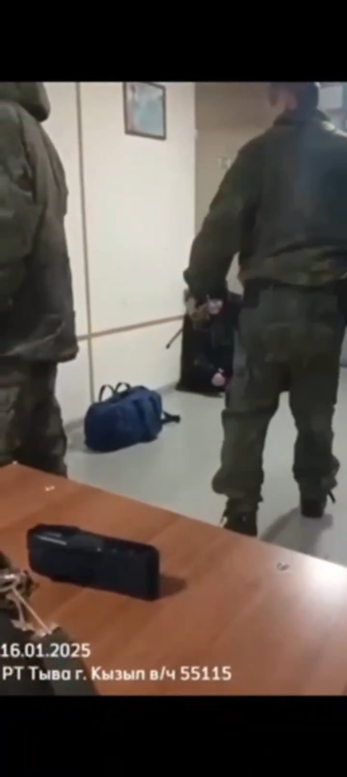 ロシアのチャンネルで物議を醸したビデオでは、トゥヴァ共和国の憲兵が負傷した襲撃部隊を戦争に送り出す前に残酷に拷問している。警棒で殴り、服を脱がせ、テーザー銃を使用する