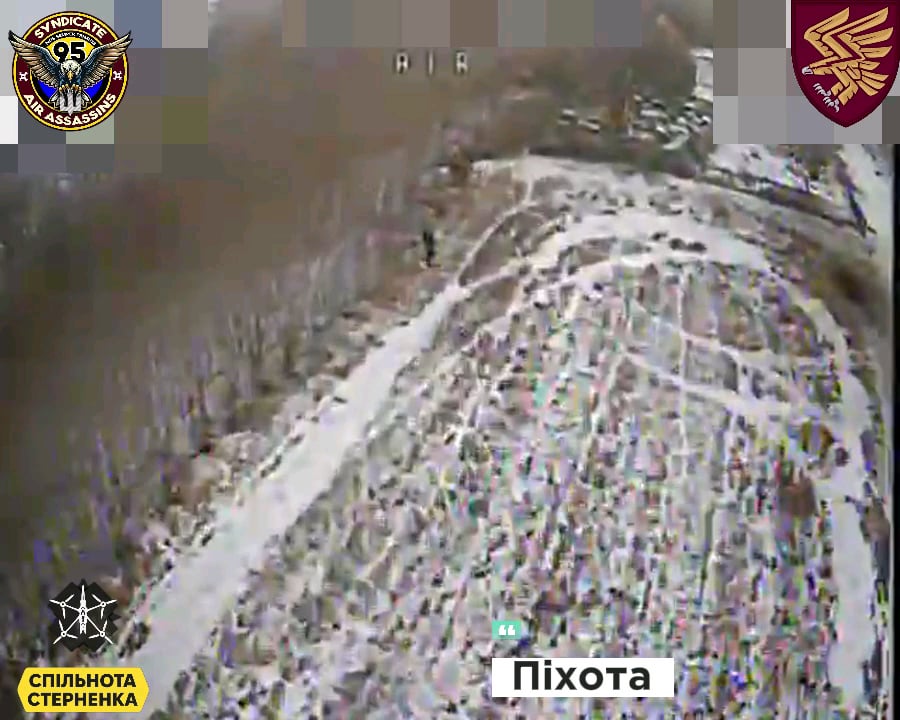 ロシアのクルスク地域では、シュテルネンコ氏のオンラインコミュニティが資金提供したFPVドローンによる攻撃を受けるロシア兵。