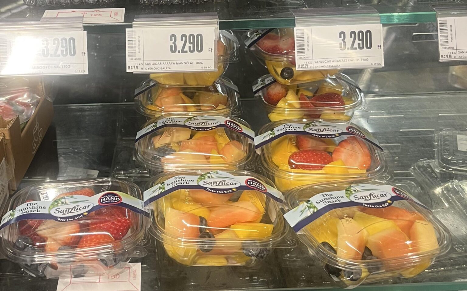 180グラムの果物を3,290フォリントで買うことに興味のある人はいますか？