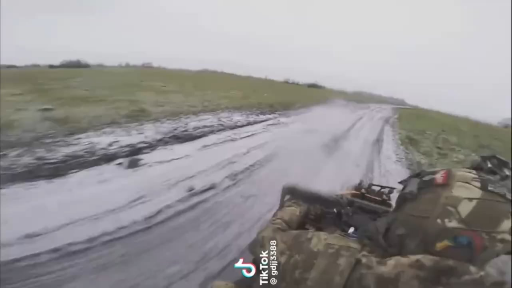 ウクライナ兵士がロシア捕虜を運ぶ