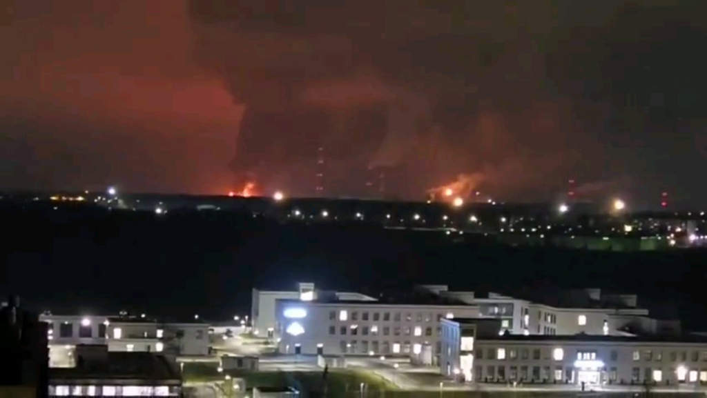 リアザン（ロシア）のロシアの石油デポに対するウクライナの長距離ドローン攻撃。 「デブリ」は再び火を引き起こしました。 2025年1月23日