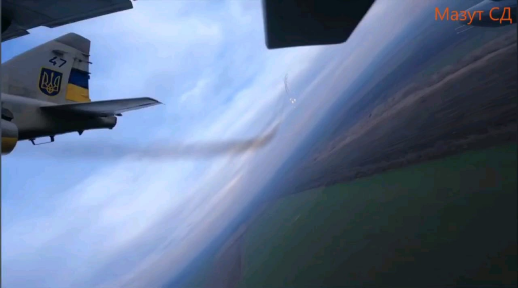 第299戦術航空旅団のスホーイSu-25フロッグフットが、ロシアの目標に対して誘導ロケット支援爆弾AASMハンマーを投下。パイロットは前線に近いため対策を講じます。 2024 年 12 月 31 日発行