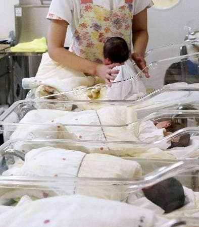 出生数、初の７０万人割れへ ２４年、１～１１月は６６万人 ― ７０万人を割るのは３８年と見込んでいた