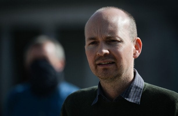ポール・マーフィーのパートナー、ジェス・スピアーの喉を切ると脅した疑いで男が告訴される