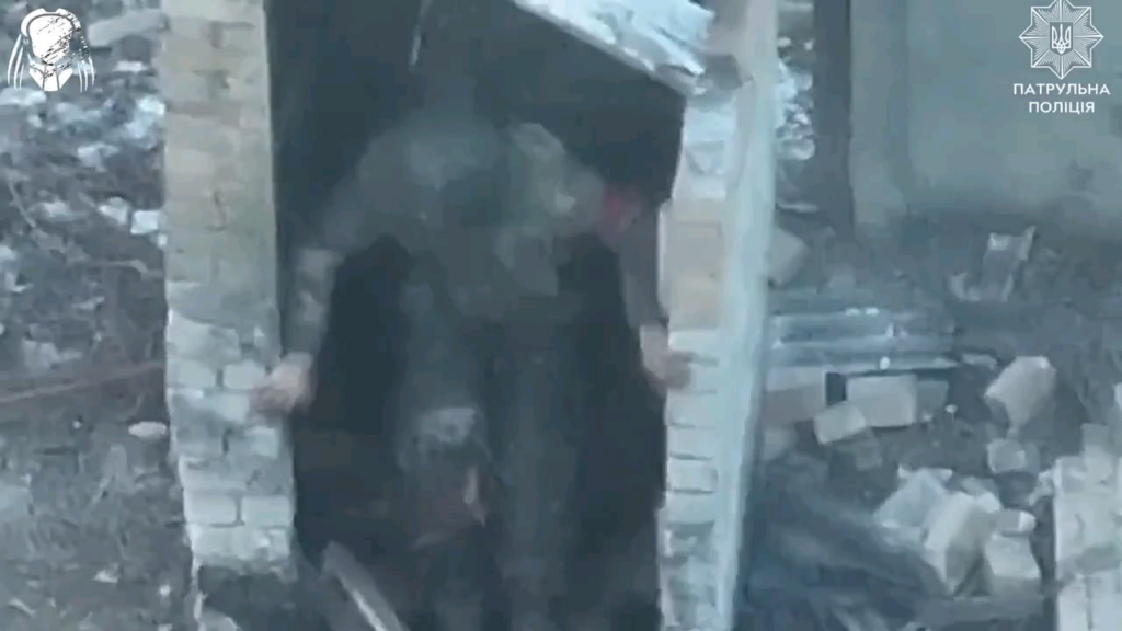 NSFW：トイレに座っていたロシア兵が、「プレデター」旅団（国家警察）が操縦するウクライナのFPVドローンに捕らえられた。トレツク方向。 2025年1月