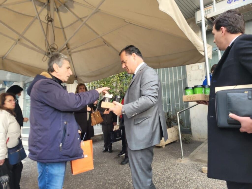 広告。閉店したEOPPY薬局のジョージアディス氏：容認できない出来事だった。国民に謝罪する