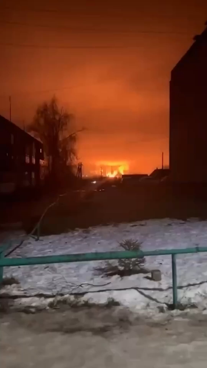 1月29日の夜、ウクライナ軍は、ロシア連邦のニジニーノヴゴロド地域のクストヴォの町の工場を攻撃しました。この植物は、エチレン、プロピレン、ベンゼン、さらには多くの炭化水素断片を生成します。サイトでは、大規模な火が勃発しました。