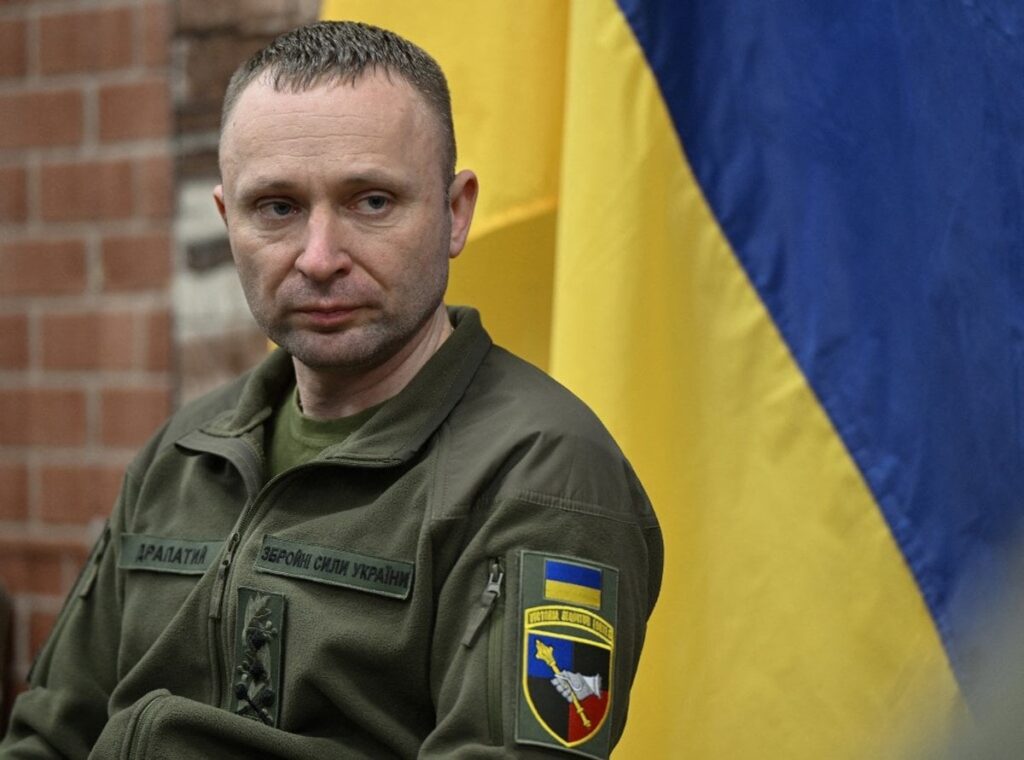 ゼレンスキーは、ロシアの激しい損失の現場であるドンバスの重要なセクターに高飛びの将軍を任命します。 Myhailo将軍は、3年以内にウクライナ軍の不明瞭から2位になった。彼のお気に入りの戦術は、ドローンの群れとロシアの犠牲者を最大化することです。