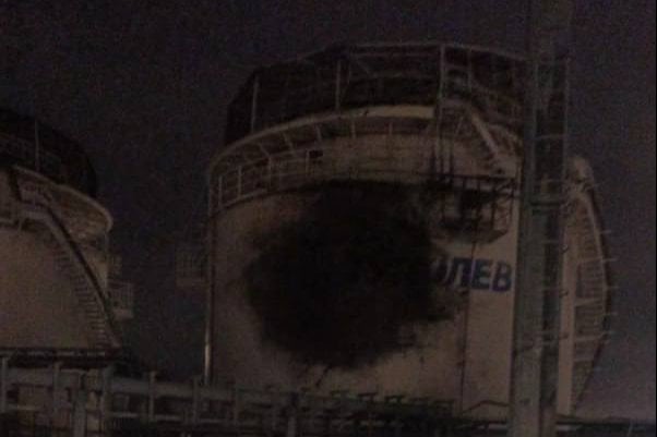 ウクライナの無人機が戦略爆撃機工場をターゲットにロック・カザンを爆発させる。 EUは2023年、同工場がTu-160ミサイル母艦とTu-22M3爆撃機の生産・修理を行っていたことを理由に、ロシアのウクライナ侵略における役割を理由に同工場を制裁した。