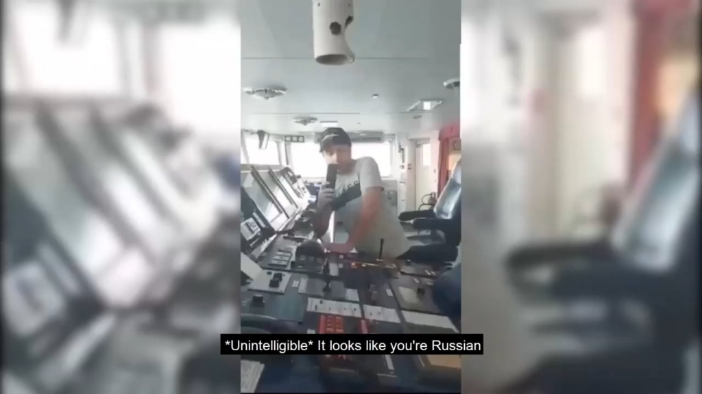 グルジアの船は燃料切れのロシア船を助けることを拒否し、「ロシア船はくたばれ。スラヴァ・ウクライナ。英雄スラヴァ」と言い、漕いで家に帰るように指示した。
