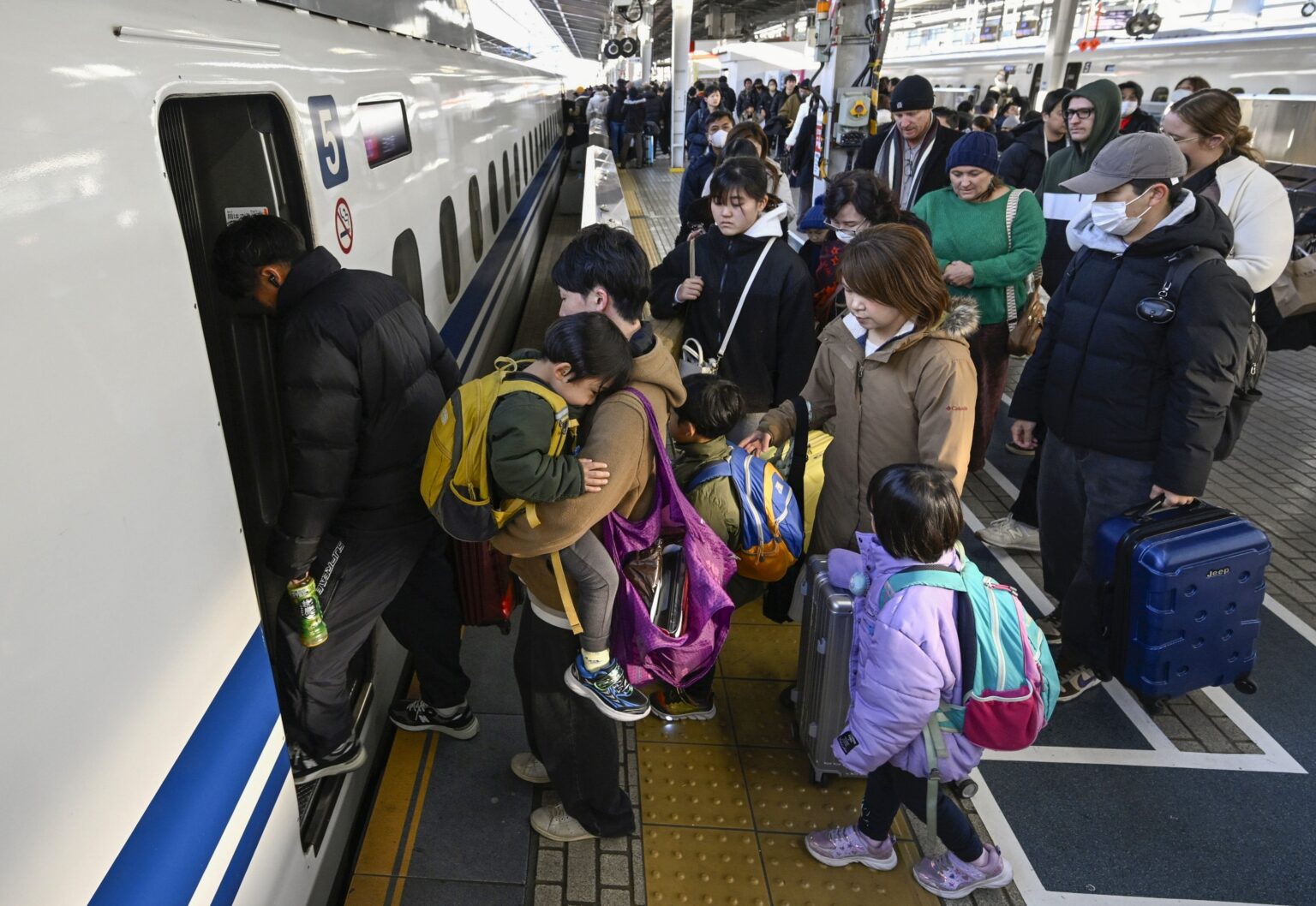 Uターンの混雑がピークに　9連休も終盤、鉄道も空も満席