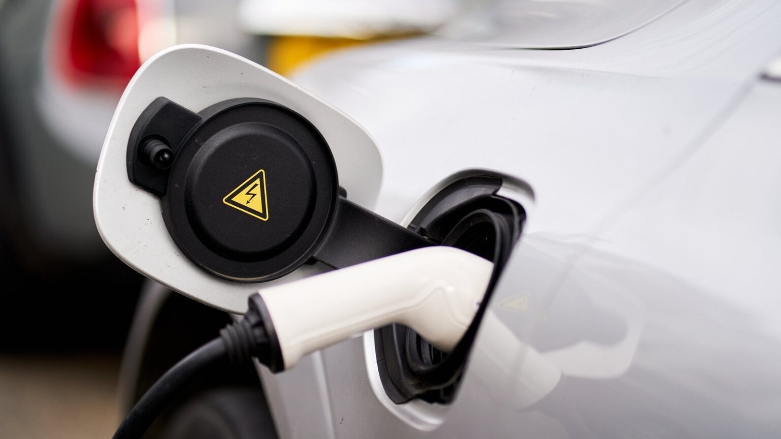 電気自動車の販売は2024年に24%減少