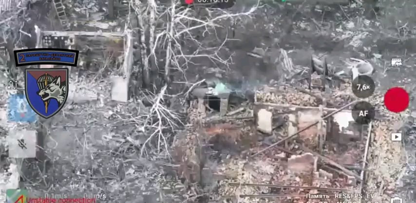 第25空挺旅団第2大隊のウクライナ無人機が、ロシア兵が占拠する地下室にIED/鞄突撃を投げる友軍兵士を観察（2025年1月6日発表）