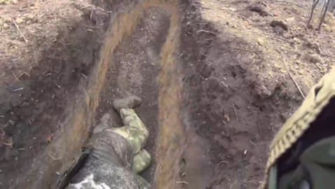 ロシア人が塹壕内で倒れた戦友に応急処置をしに来た。その直後、大砲の砲撃が両者に命中し、おそらく撃破されたと思われる。