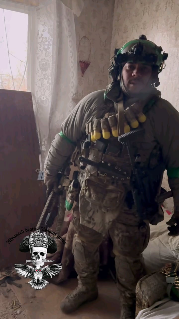国際軍団特殊作戦部隊のブラジル人志願兵は、トレツクでの短い休憩中に父親の誕生日のためにビデオを撮影した。