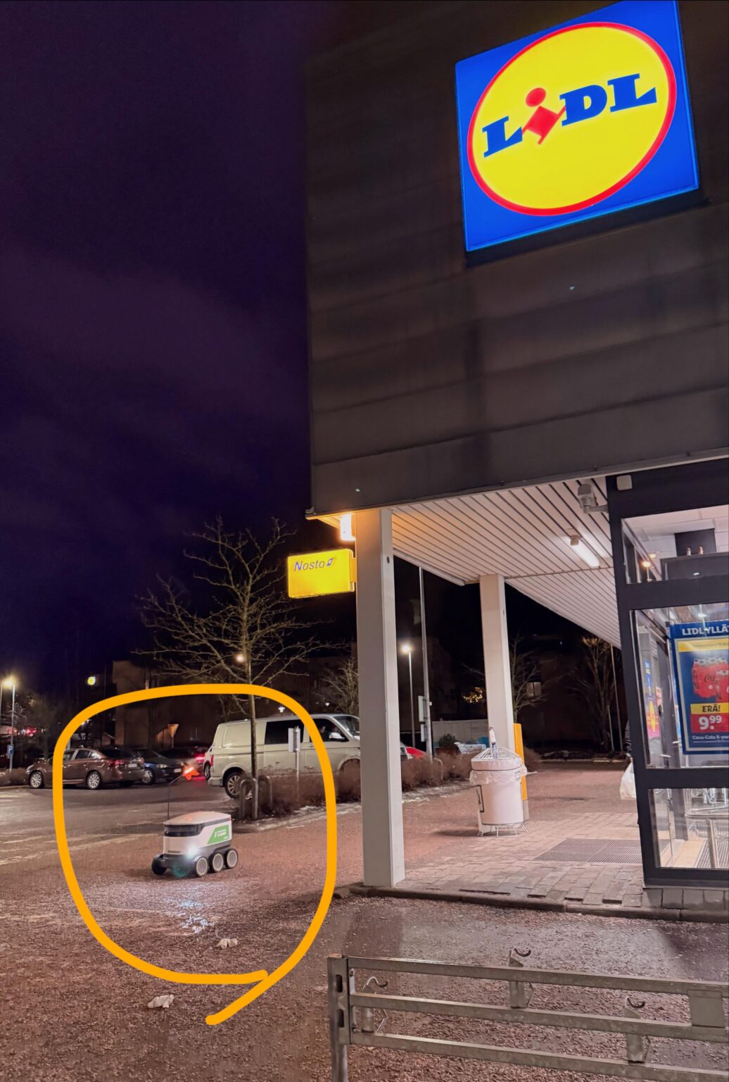 Lidl施設のスマーク配達ロボット。