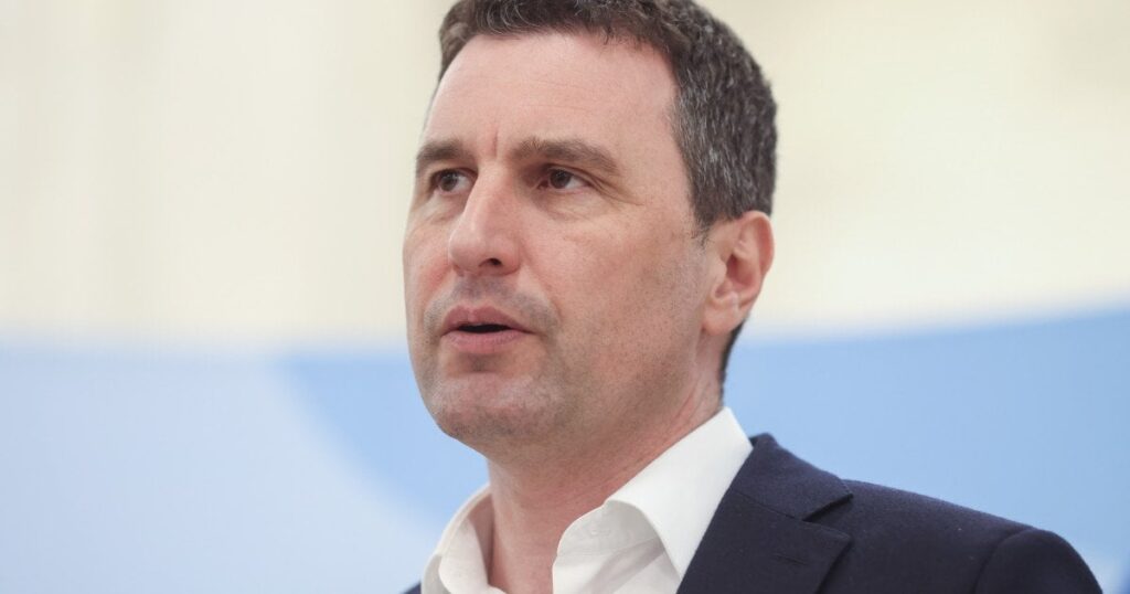 タンチョス・バルナ財務大臣は現金取引を大幅に削減したいと考えている。 「大幅に削減できる分野を考え出す」