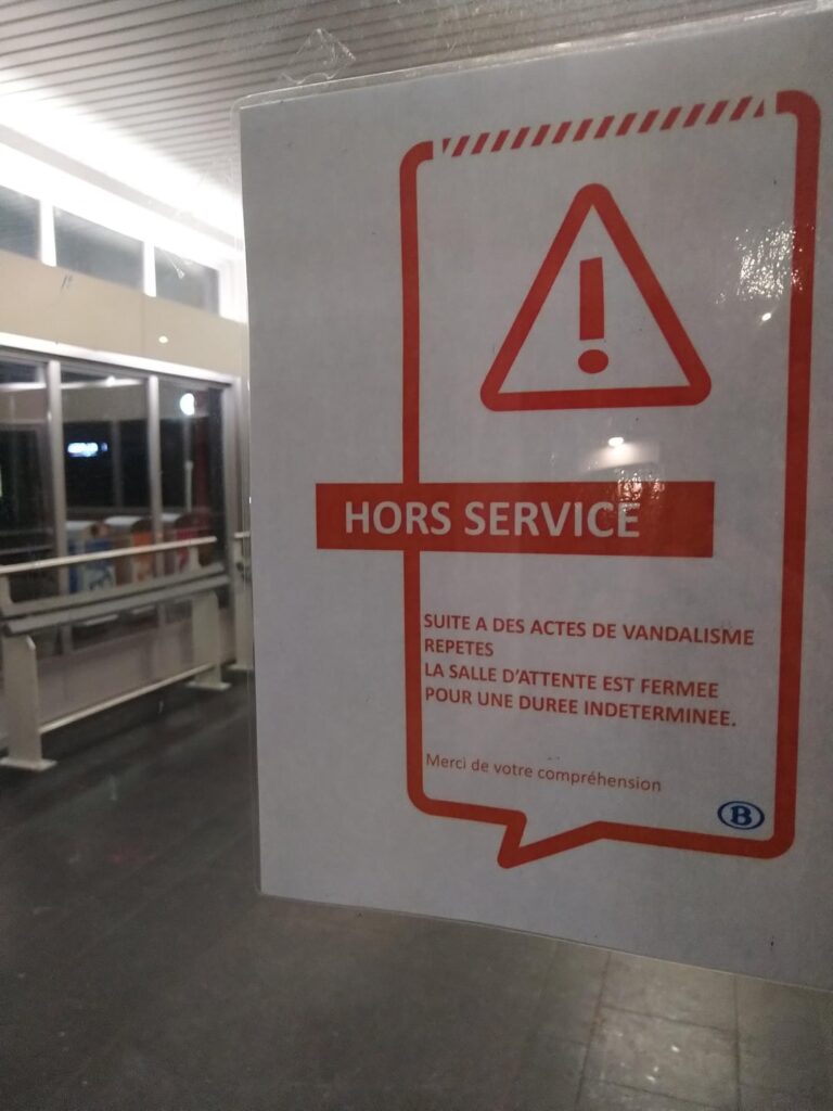 SNCB/NMBSは激怒している。彼らはこの待合室から複数列の座席を撤去して「休憩」スペースを設け、最終的には追って通知があるまで閉鎖することになった（冬期）