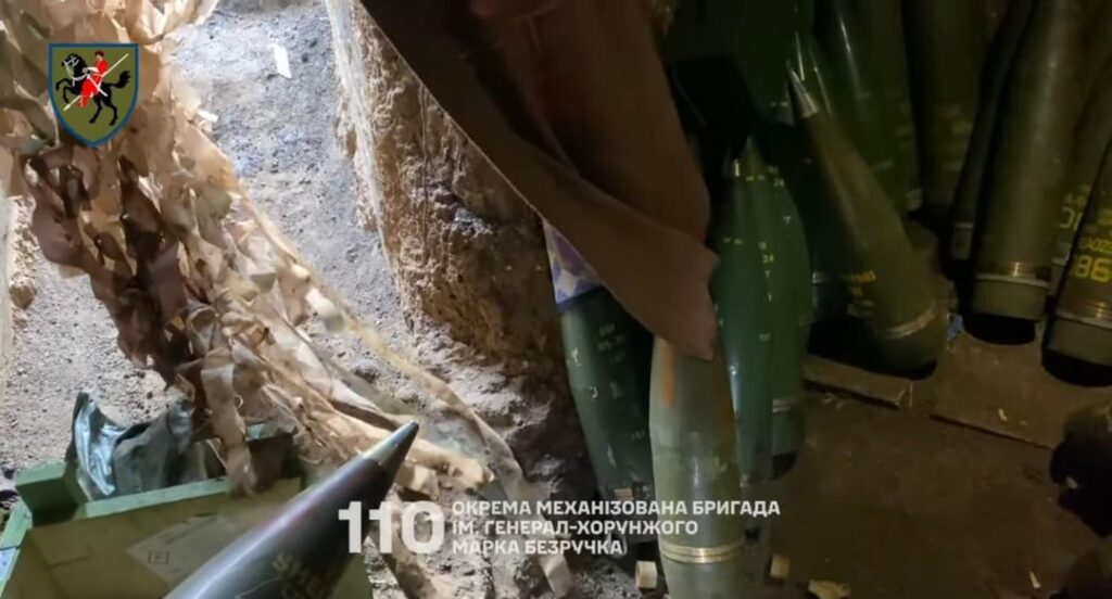 最前線にあるウクライナ製 (155 mm) M107 榴弾破砕砲弾。