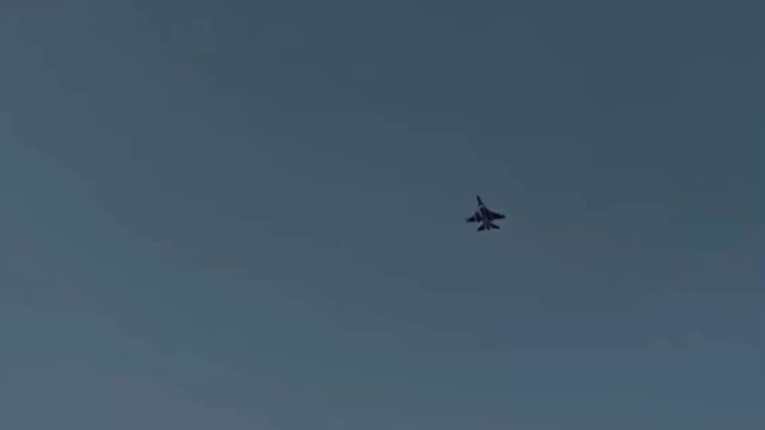 ウクライナ空軍のF-16戦闘機が最新のミサイル攻撃の際に戦闘任務に就く