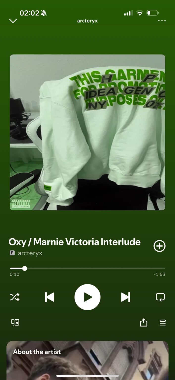 誰か英語への曲の翻訳を手伝ってくれませんか。アークテリクスの「Oxy marnie victoria interlude」という曲です。Spotify/youtube/Apple Music にあります。