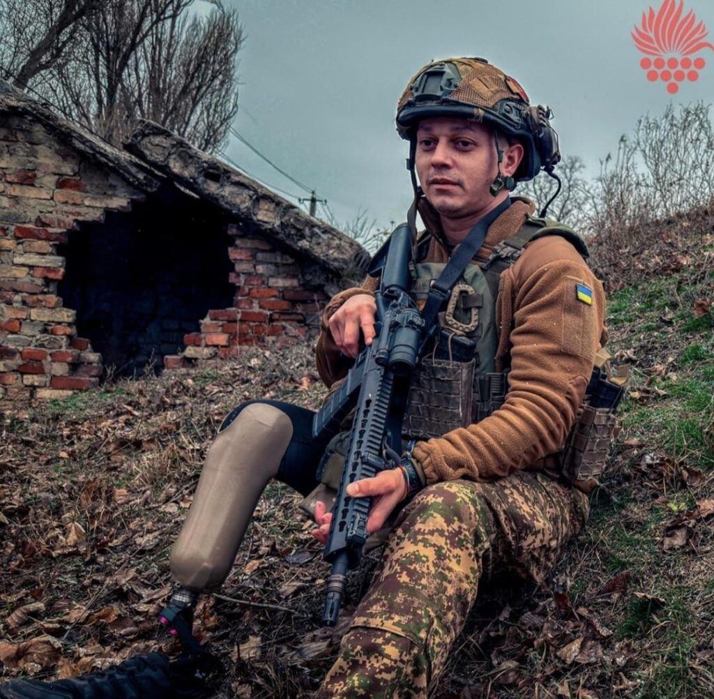 重傷を負い数か月のリハビリにもかかわらず、「チェルボナ・カリナ」旅団の州兵スカウト・オレクサンドルは前線に戻り、部隊の一員として任務に就いている