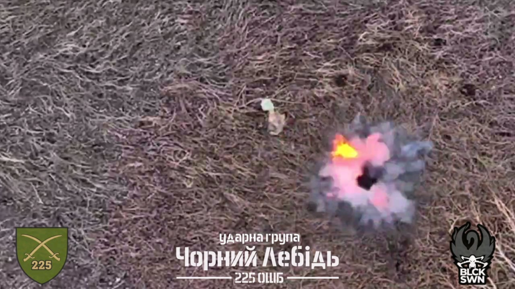 第225突撃大隊の「ブラック・スワン」打撃群の無人機操縦士は、戦利品や物資が入った袋2つを部隊の陣地まで輸送しようとしたロシア兵を排除した。クルスク州（ロシア）。 2024年12月