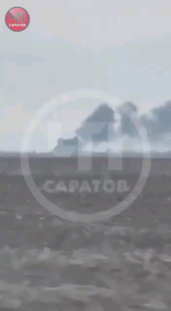 今日地元住民が撮影したビデオによると、エンゲルスにあるロシアの石油貯蔵所は燃え続けている。 2025 年 1 月 15 日