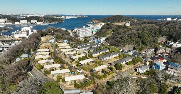 “天空の廃虚”生まれ変わる 横須賀・田浦月見台住宅、店舗兼用住宅に転換 | カナロコ by 神奈川新聞