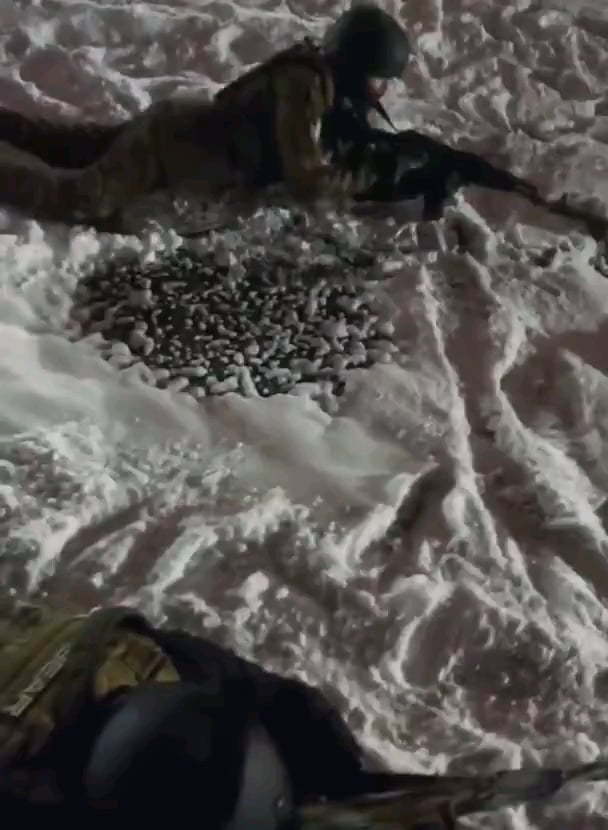 ロシアの子供たちは、ウクライナ人と戦って殺すようにロシア兵によって訓練されている。 [Translation requested]