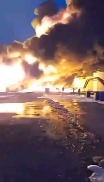 エンゲルスにあるロシアの石油貯蔵所は燃え続けている。 2025年1月。ウクライナの「瓦礫」攻撃からほぼ10日後。