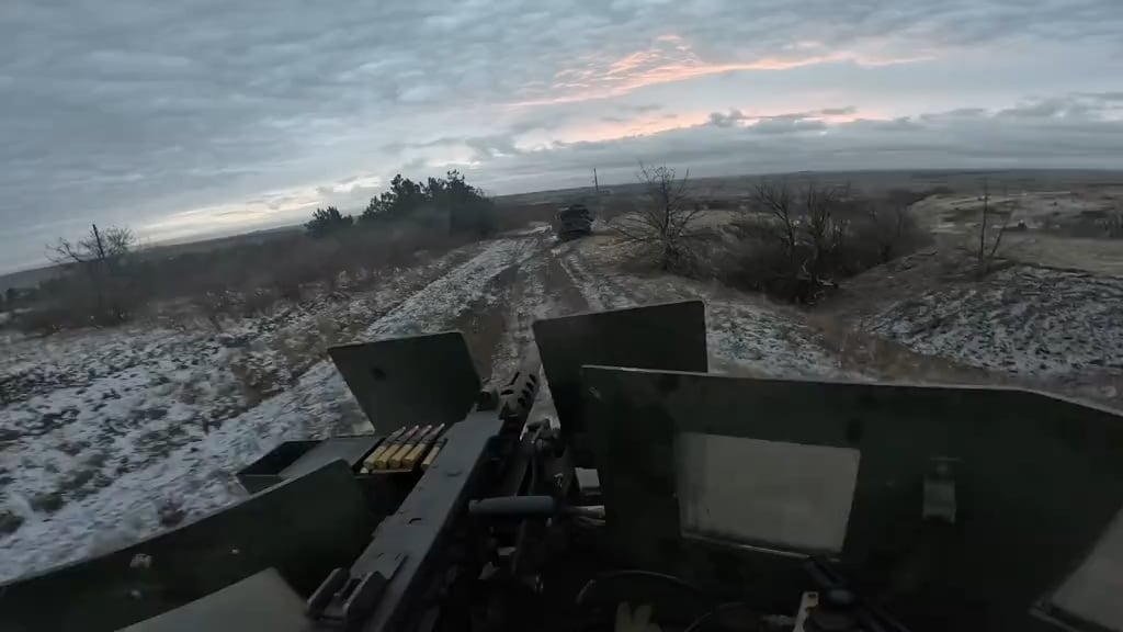 ウクライナ海兵隊はHMMWVとブラウニングHMGでロシア陣地を襲撃し、ロシア兵1名を捕虜とした。ドネツク州シェフチェンコ