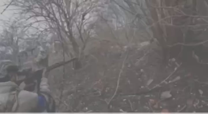 クルスク地方でウクライナ特殊部隊が接近し、負傷した北朝鮮兵士が自爆する（00.43秒）