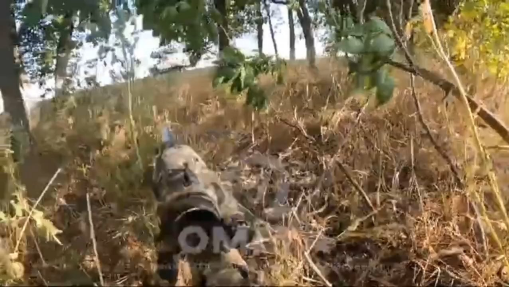 ウクライナ兵士はロシアのBMD-2に対する待ち伏せ攻撃を組織した。攻撃中、彼らは手榴弾発射装置で発砲した