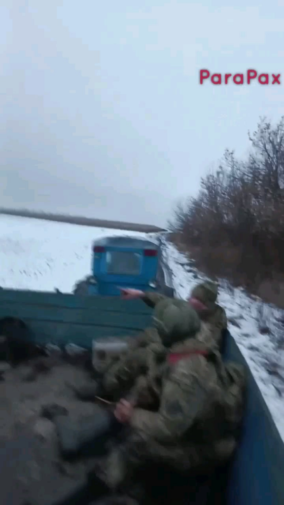 クルスク地域のロシア侵略者は、車両不足のため輸送にトレーラー付きトラクターを使用している