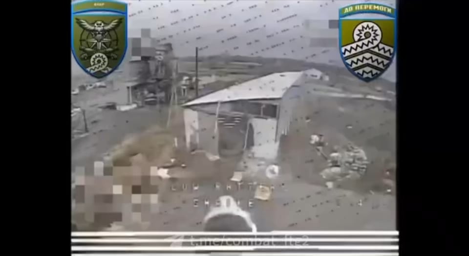 第59自動車旅団によるドネツク地方ノヴォトロイツケ村の小屋に隠されたロシア戦車に対するFPVドローン攻撃